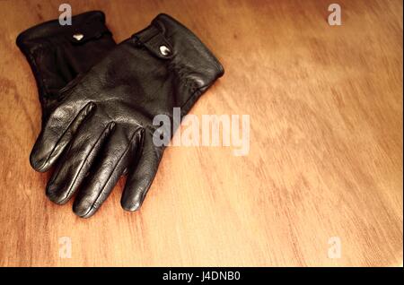 Paire de gants sur planche de bois Banque D'Images