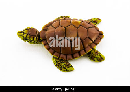 Tortue jouet en caoutchouc isolé sur fond blanc Banque D'Images