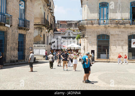 Les touristes marcher dans la rue à La Havane, Cuba Banque D'Images