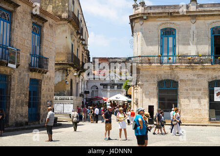 Les touristes marcher dans la rue à La Havane, Cuba Banque D'Images