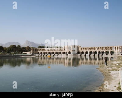 Zeyandeh khaju pont sur la rivière, Isfahan, Iran Banque D'Images