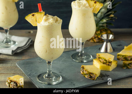 Congelés maison Pina Colada Cocktail avec une garniture d'Ananas Banque D'Images