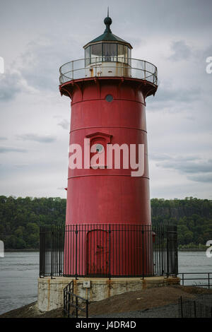 Peu de phare rouge sous Washington Bridge sur image - Manhattan, New York City Banque D'Images