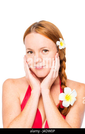 Visage d'une belle jeune fille rousse sur un fond blanc Banque D'Images