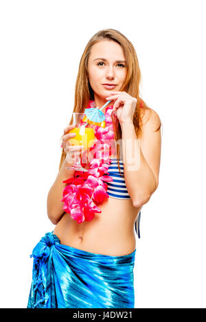 Brunette avec un verre de cocktail à un parti en bikini et Hawaiian lei sur fond blanc Banque D'Images