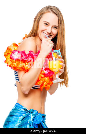 Happy girl in bikini avec décor de fleurs sur fond blanc cocktail Banque D'Images