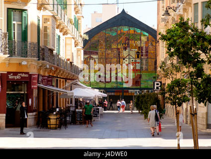 L'extérieur de Mercado Central de Atarazanas, Malaga, un marché d'alimentation dans le centre de la ville. Banque D'Images