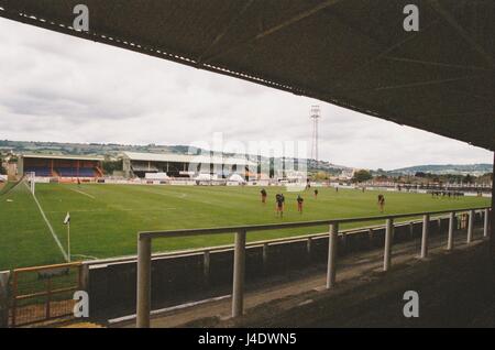 Vue générale du Twerton Park, domicile de Bath City Football Club le 21 juillet 2002 Banque D'Images