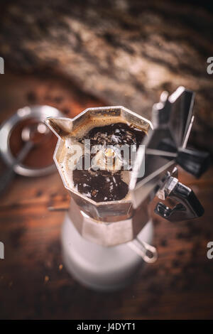 Infiltrée dans un café espresso espresso moka pot Banque D'Images