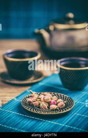 Herbal, medical : sec fleur rose thé bourgeons dans une plaque en fonte Banque D'Images
