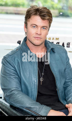 New York, USA. Le 11 mai, 2017. Old Spice et l'Acteur Luke Hemsworth (Westworld) font équipe pour enseigner aux gens comment obtenir un 'cheveux' de confiance à fait l'homme Coiffure, Manhattan Crédit : Sam Aronov/Alamy Live News Banque D'Images