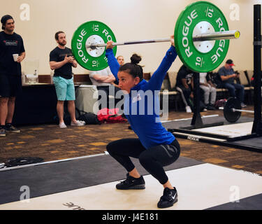 Lombard, Illinois, USA. Le 11 mai, 2017. Marlee Campos fonctionne de la snatch avant la compétition d'haltérophilie dans Chamionshpis USA National Lombard, Illinois, USA. Brent Clark/Alamy Live News Banque D'Images