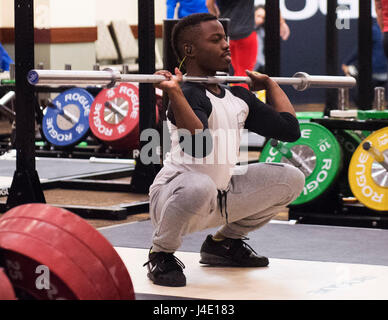 Lombard, Illinois, USA. Le 11 mai, 2017. Darrel Barnes obtient une dernière session de formation en avant de soulever dans la classe 56kg lors de la USA Haltérophilie championnats nationaux à Lombard, Illinois, USA. Brent Clark/Alamy Live News Banque D'Images