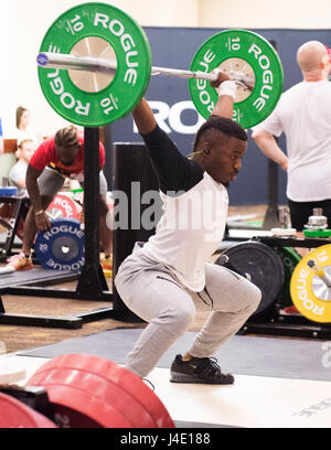 Lombard, Illinois, USA. Le 11 mai, 2017. Darrel Barnes obtient une dernière session de formation en avant de soulever dans la classe 56kg lors de la USA Haltérophilie championnats nationaux à Lombard, Illinois, USA. Brent Clark/Alamy Live News Banque D'Images