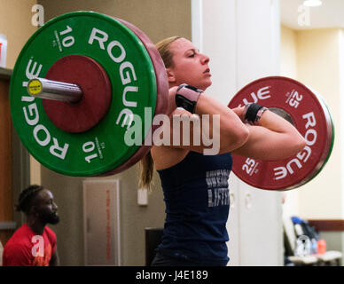 Lombard, Illinois, USA. Le 11 mai, 2017. Jill Dowty obtient une dernière session de formation en avant de soulever dans le 63g class à l'États-Unis d'Haltérophilie championnats nationaux à Lombard, Illinois, USA. Brent Clark/Alamy Live News Banque D'Images