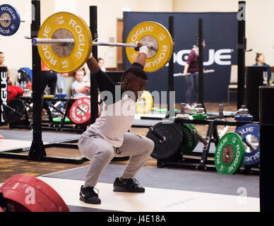 Lombard, Illinois, USA. Le 11 mai, 2017. Darrel Barnes obtient une dernière session de formation en avant de soulever dans la classe 56kg lors de la USA Haltérophilie championnats nationaux à Lombard, Illinois, USA. Brent Clark/Alamy Live News Banque D'Images