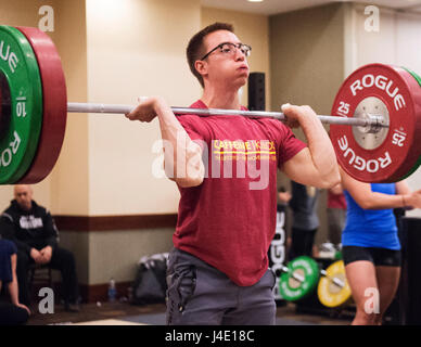 Lombard, Illinois, USA. Le 11 mai, 2017. Anthony Kovas obtient un entraînement plus avant la compétition à l'haltérophilie USA ressortissants à Lombard, Illinois, USA. Brent Clark/Alamy Live News Banque D'Images