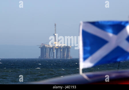 St Andrews, Écosse, Royaume-Uni. Le 11 mai, 2017. La Sedco 711 ancienne plate-forme pétrolière en mer du Nord amarrés dans le Firth of Forth avec un St Andrews sautoir drapeau à la brise de mer comme les prix du pétrole continuent de fluctuer dans l'intérêt d'Écosse crédit : Allan Milligan/Alamy Live News Banque D'Images