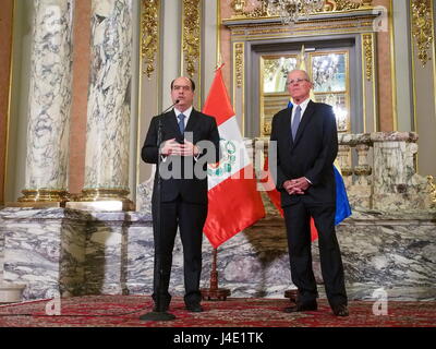 Lima, Pérou. Le 11 mai, 2017. Pedro Pablo Kuczynski (R), président du Pérou, reçoit dans le Palais du Gouvernement le président de l'Assemblée nationale du Venezuela, Julio Borges (L), avec qui il a tenu une réunion privée. Credit : Agence de presse Fotoholica/Alamy Live News Banque D'Images