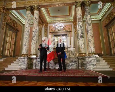 Lima, Pérou. Le 11 mai, 2017. Pedro Pablo Kuczynski (R), président du Pérou, reçoit dans le Palais du Gouvernement le président de l'Assemblée nationale du Venezuela, Julio Borges (L), avec qui il a tenu une réunion privée. Credit : Agence de presse Fotoholica/Alamy Live News Banque D'Images