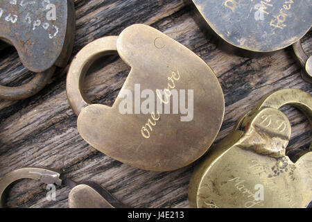 Paris, France. Feb 22, 2017. Love locks allongé sur un banc en bois à Pont des Arts au pont piétonnier de la Seine à Paris, France, 22.02.2017. Quand la ville de Paris a supprimé les verrous attachés pour des raisons de sécurité en 2015, un couple sauvé plusieurs centaines. Ces verrous sont maintenant à leurs propriétaires. Photo : Nadine Benedix/dpa/Alamy Live News Banque D'Images