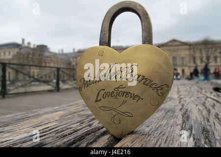 Paris, France. Feb 22, 2017. Un blocage de l'amour avec l'inscription "Michelle & Barack Love Forever' se trouve sur un banc en bois à Pont des Arts au pont piétonnier de la Seine à Paris, France, 22.02.2017. Quand la ville de Paris a supprimé les verrous attachés pour des raisons de sécurité en 2015, un couple sauvé plusieurs centaines. Ces verrous sont maintenant à leurs propriétaires. Photo : Nadine Benedix/dpa/Alamy Live News Banque D'Images