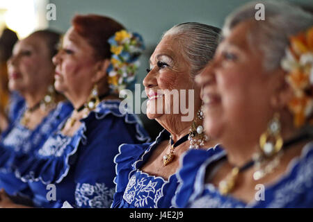 Lima, Pérou. Le 11 mai, 2017. Les femmes prennent part à un événement célébrant la Fête des mères à Lima, Pérou, le 11 mai 2017. La Fête des mères est célébrée chaque année le deuxième dimanche de mai au Pérou. Crédit : Oscar Farje Gomero/ANDINA/Xinhua/Alamy Live News Banque D'Images