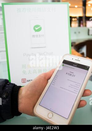 (170512) -- TORONTO, le 12 mai 2017 (Xinhua) -- un consommateur montre un WeChat payer reçu sur son smartphone après avoir acheté au centre commercial Yorkdale à Toronto, Canada, le 11 mai 2017. Canada's shopping mall centre commercial Yorkdale a commencé à accepter de payer la Chine WeChat Mai 2017. Tourisme Toronto et OTT Financial Group ont introduit le service de paiement mobile chinoise WeChat, payer, dans le tourisme local pour stimuler la consommation de voyage et shopping par les voyageurs chinois.(Xinhua/Zou Zheng)(gj) Banque D'Images