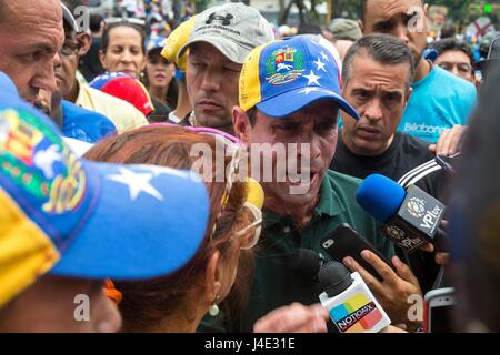 Gouverneur de l'État Miranda, Henrique Capriles Radonski, fait des déclarations à la presse sur le mars. La boue (Bureau des marches de l'unité), ainsi que des milliers de Vénézuéliens contre l'Assemblée constituante à Caracas. Mai, 8,2017 Banque D'Images