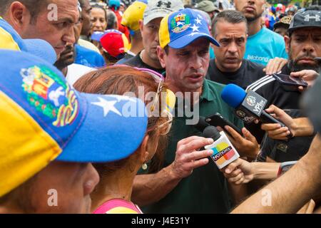 Gouverneur de l'État Miranda, Henrique Capriles Radonski, fait des déclarations à la presse sur le mars. La boue (Bureau des marches de l'unité), ainsi que des milliers de Vénézuéliens contre l'Assemblée constituante à Caracas. Mai, 8,2017 Banque D'Images