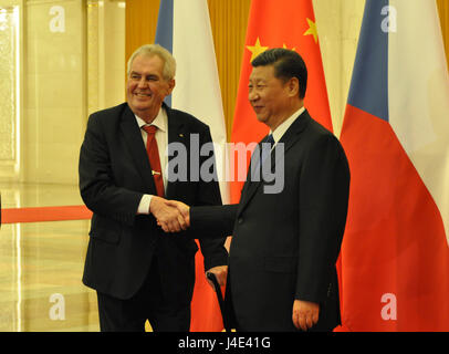 Beijing, Chine. 12 mai, 2017. Le Président tchèque Zeman (à gauche) rencontre son homologue chinois Xi Jinping à Beijing, Chine, 12 mai 2017. Les mémorandums sur la coopération économique à être signé après leurs entretiens. Photo : CTK Karel Capek/Photo/Alamy Live News Banque D'Images