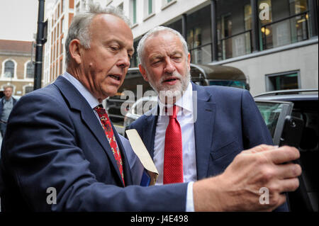 Londres, Royaume-Uni. 12 mai, 2017. Jeremy Corbyn, chef du parti travailliste, arrive à Chatham House pour donner un discours sur le travail de défense et les priorités en matière de politique étrangère. Crédit : Stephen Chung/Alamy Live News Banque D'Images