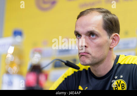 Dortmund, Allemagne. 12 mai, 2017. Le headcoach du Borussia Dortmund, Thomas Tuchel, lors d'une conférence de presse à Dortmund, en Allemagne, le 12 mai 2017. Photo : Guido Kirchner/dpa/Alamy Live News Banque D'Images