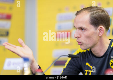 Dortmund, Allemagne. 12 mai, 2017. Le headcoach du Borussia Dortmund, Thomas Tuchel, lors d'une conférence de presse à Dortmund, en Allemagne, le 12 mai 2017. Photo : Guido Kirchner/dpa/Alamy Live News Banque D'Images