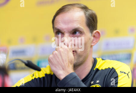 Dortmund, Allemagne. 12 mai, 2017. Le headcoach du Borussia Dortmund, Thomas Tuchel, lors d'une conférence de presse à Dortmund, en Allemagne, le 12 mai 2017. Photo : Guido Kirchner/dpa/Alamy Live News Banque D'Images