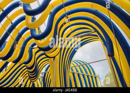 Flexi conduit Pavilion par la Chesnut Grove Academy, une sculpture en tubing bleu et jaune, à la Pump House Gallery de Battersea Park Banque D'Images