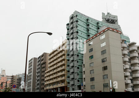 Tokyo, Japon. 12 mai, 2017. Une vue générale de Gunkan Higashi-Shinjuku building le 12 mai 2017, Tokyo, Japon. Le tout-d'acier pour le bâtiment conçu par un architecte japonais Yoji Watanabe dispose d''un étage ressemblant à battleship. Également connu sous le Ciel Nouveau Bâtiment n° 3, l'immeuble a été construit en 1972 dans le quartier de Shinjuku. Il a été rénové en 2010 et est occupé par les bureaux et les magasins. Credit : Rodrigo Reyes Marin/AFLO/Alamy Live News Banque D'Images