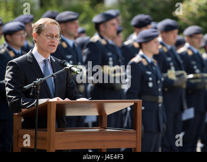 Berlin, Allemagne. 12 mai, 2017. Le maire de Berlin Michael Mueller parle lors d'un événement commémoratif pour le 68ème anniversaire de la fin de l'blocus de Berlin à la Platz der Luftbruecke puis à Berlin, Allemagne, 12 mai 2017. Photo : Soeren Stache/dpa/Alamy Live News Banque D'Images