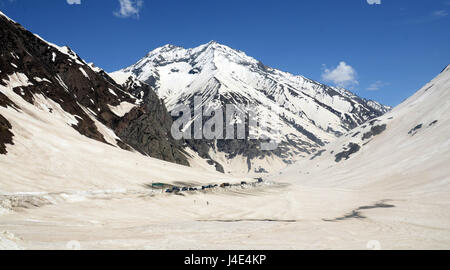 Srinagar, au Cachemire. 12 mai, 2017. Véhicules passent à travers les murs de neige à Zojila pass.Srinagar-Leh lien routier a été ouvert à la circulation après avoir été bloqués par la neige pendant environ cinq mois. Les 434 kilomètres de long a été fermée à la suite de la forte chute de neige en décembre 2016. La frontière de l'Organisation des routes (IDE) qui maintient la voie ouverte il après l'effacement de la neige, d'Zojila Pass, 3 630 mètres au-dessus du niveau de la mer. Credit : Sofi suhail/Alamy Live News Banque D'Images