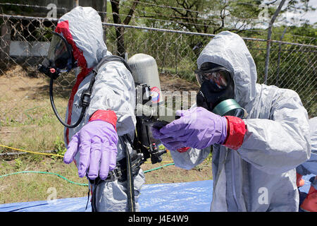 Nueva Ecija, Philippines. 12 mai, 2017. Un soldat de l'Armée des Philippines portant costume hazmat décontamine son camarade lors d'un sinistre de l'exercice de recherche et sauvetage dans le cadre de l'exercices Balikatan 2017 entre les Philippines et les États-Unis à l'intérieur de Fort Magsaysay dans la province de Nueva Ecija, aux Philippines, le 12 mai 2017. Credit : Rouelle Umali/Xinhua/Alamy Live News Banque D'Images