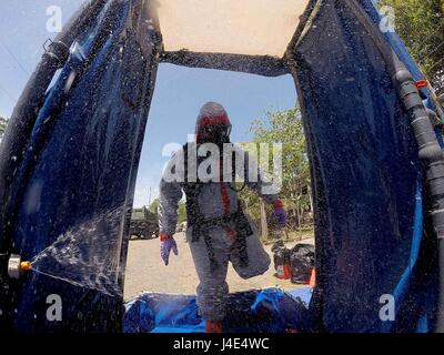 Nueva Ecija, Philippines. 12 mai, 2017. Un soldat de l'Armée des Philippines portant une combinaison hazmat se décontaminés lors d'un sinistre de l'exercice de recherche et sauvetage dans le cadre de l'exercices Balikatan 2017 entre les Philippines et les États-Unis à l'intérieur de Fort Magsaysay dans la province de Nueva Ecija, aux Philippines, le 12 mai 2017. Credit : Rouelle Umali/Xinhua/Alamy Live News Banque D'Images