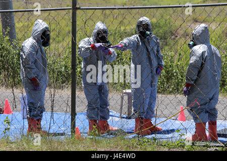 Nueva Ecija, Philippines. 12 mai, 2017. Les soldats de l'Armée des Philippines portant des combinaisons hazmat décontaminer leurs camarades lors d'un sinistre de l'exercice de recherche et sauvetage dans le cadre de l'exercices Balikatan 2017 entre les Philippines et les États-Unis à l'intérieur de Fort Magsaysay dans la province de Nueva Ecija, aux Philippines, le 12 mai 2017. Credit : Rouelle Umali/Xinhua/Alamy Live News Banque D'Images