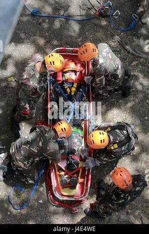 Nueva Ecija, Philippines. 12 mai, 2017. Les soldats de l'Armée des Philippines se préparent à descendre en rappel une maquette victime lors d'un sinistre de l'exercice de recherche et sauvetage dans le cadre de l'exercices Balikatan 2017 entre les Philippines et les États-Unis à l'intérieur de Fort Magsaysay dans la province de Nueva Ecija, aux Philippines, le 12 mai 2017. Credit : Rouelle Umali/Xinhua/Alamy Live News Banque D'Images