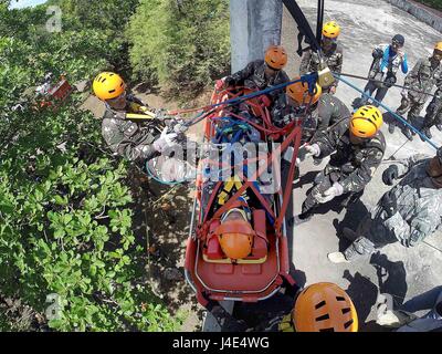 Nueva Ecija, Philippines. 12 mai, 2017. Les soldats de l'Armée des Philippines rappel une maquette victime lors d'un sinistre de l'exercice de recherche et sauvetage dans le cadre de l'exercices Balikatan 2017 entre les Philippines et les États-Unis à l'intérieur de Fort Magsaysay dans la province de Nueva Ecija, aux Philippines, le 12 mai 2017. Credit : Rouelle Umali/Xinhua/Alamy Live News Banque D'Images