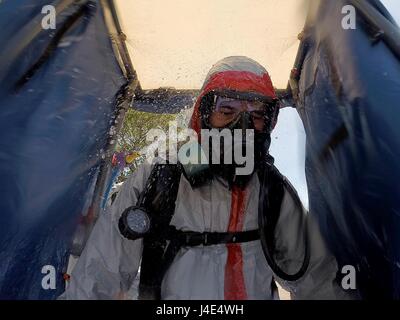 Nueva Ecija, Philippines. 12 mai, 2017. Un soldat de l'Armée des Philippines portant une combinaison hazmat se fait décontaminé lors d'un sinistre de l'exercice de recherche et sauvetage dans le cadre de l'exercices Balikatan 2017 entre les Philippines et les États-Unis à l'intérieur de Fort Magsaysay dans la province de Nueva Ecija, aux Philippines, le 12 mai 2017. Credit : Rouelle Umali/Xinhua/Alamy Live News Banque D'Images