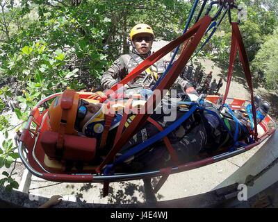 Nueva Ecija, Philippines. 12 mai, 2017. Un soldat de l'Armée des Philippines rappels une maquette victime lors d'un sinistre de l'exercice de recherche et sauvetage dans le cadre de l'exercices Balikatan 2017 entre les Philippines et les États-Unis à l'intérieur de Fort Magsaysay dans la province de Nueva Ecija, aux Philippines, le 12 mai 2017. Credit : Rouelle Umali/Xinhua/Alamy Live News Banque D'Images