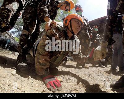 Nueva Ecija, Philippines. 12 mai, 2017. Les soldats de l'Armée des Philippines participent à un exercice de recherche et sauvetage en cas de catastrophe dans le cadre de l'exercices Balikatan 2017 entre les Philippines et les États-Unis à l'intérieur de Fort Magsaysay dans la province de Nueva Ecija, aux Philippines, le 12 mai 2017. Credit : Rouelle Umali/Xinhua/Alamy Live News Banque D'Images