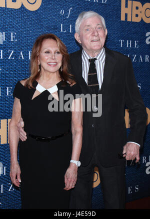 New York, USA. 12 mai, 2017. Marlo Thomas, Phil Donahue assister à HBO Films présente l'Assistant de mensonges première au Musée d'Art Moderne de New York le 11 mai 2017. Credit : MediaPunch Inc/Alamy Live News Banque D'Images