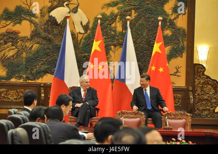 Beijing, Chine. 12 mai, 2017. Le Président tchèque Zeman (à gauche) rencontre son homologue chinois Xi Jinping (à droite) à Beijing, Chine, 12 mai 2017. Les mémorandums sur la coopération économique à être signé après leurs entretiens. Photo : CTK Karel Capek/Photo/Alamy Live News Banque D'Images