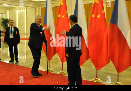 Beijing, Chine. 12 mai, 2017. Le Président tchèque Zeman (à gauche) rencontre son homologue chinois Xi Jinping à Beijing, Chine, 12 mai 2017. Les mémorandums sur la coopération économique à être signé après leurs entretiens. Photo : CTK Karel Capek/Photo/Alamy Live News Banque D'Images